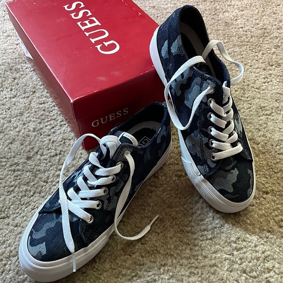 Guess Gelise camo blue sneakers size 7 new in box - Picture 2 of 8